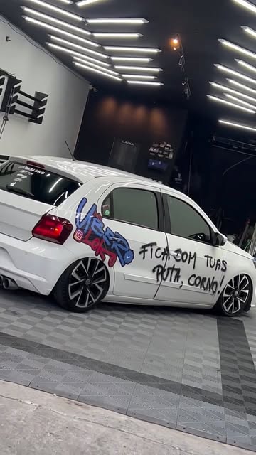 Carro branco personalizado no estúdio da TM Prime